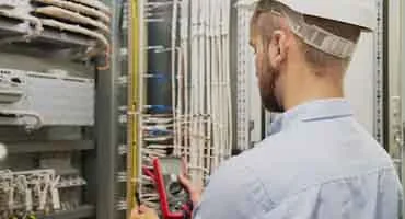 Sahada elektrik tesisatı ölçümü yapan teknik personel
